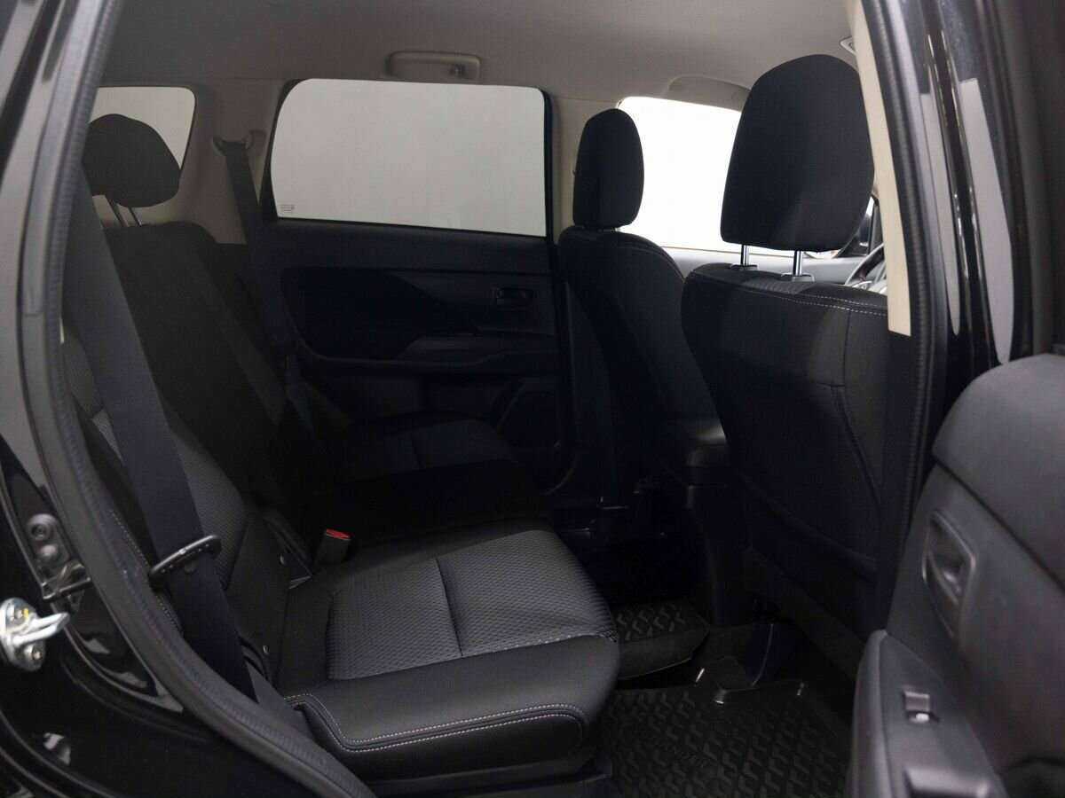 Б/У Митсубиши Оутлэндер 2016 года. Фото: #9