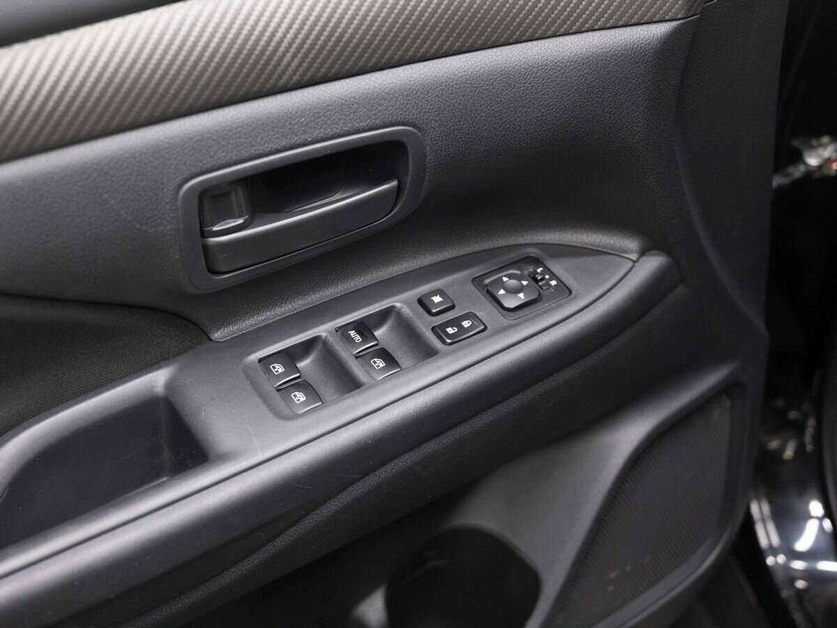 Б/У Митсубиши Оутлэндер 2016 года. Фото: #17