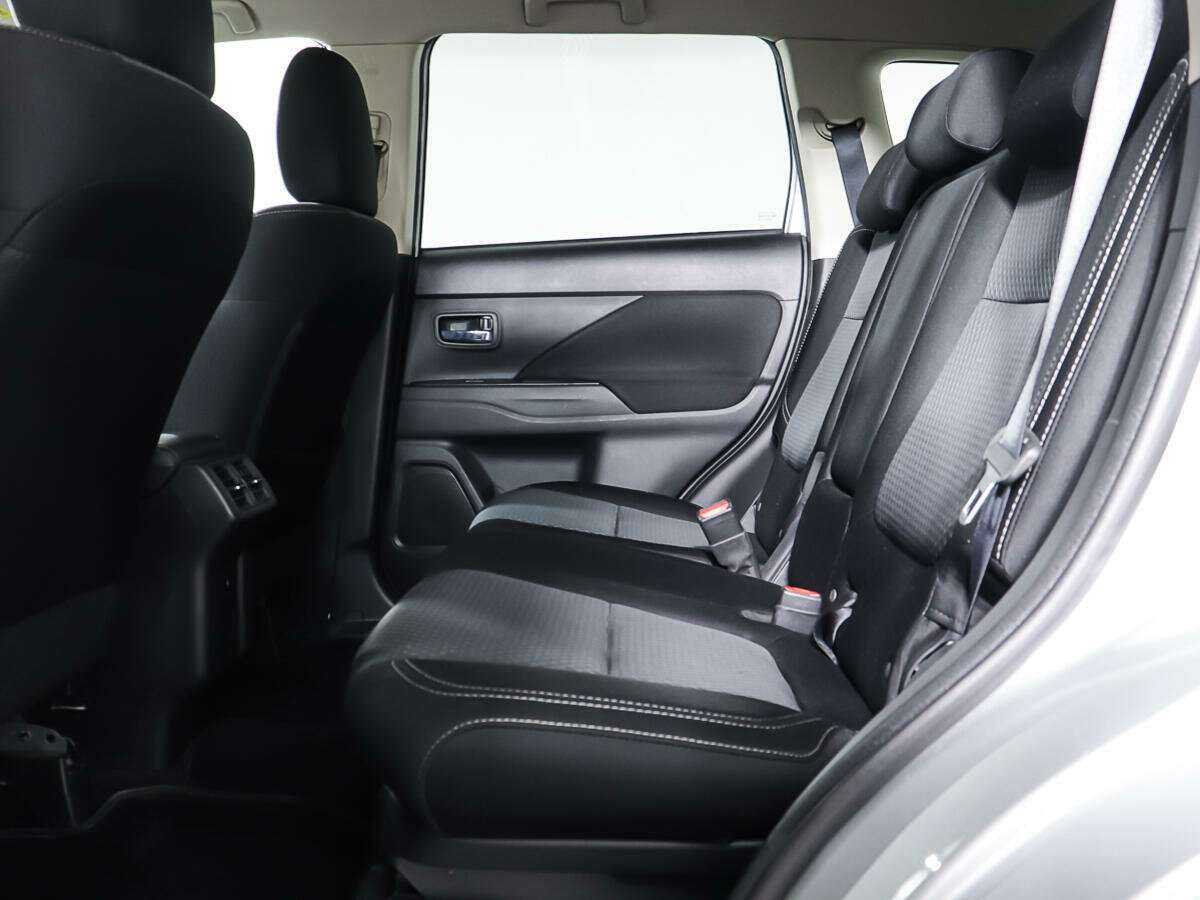 Б/У Митсубиши Оутлэндер 2019 года. Фото: #9