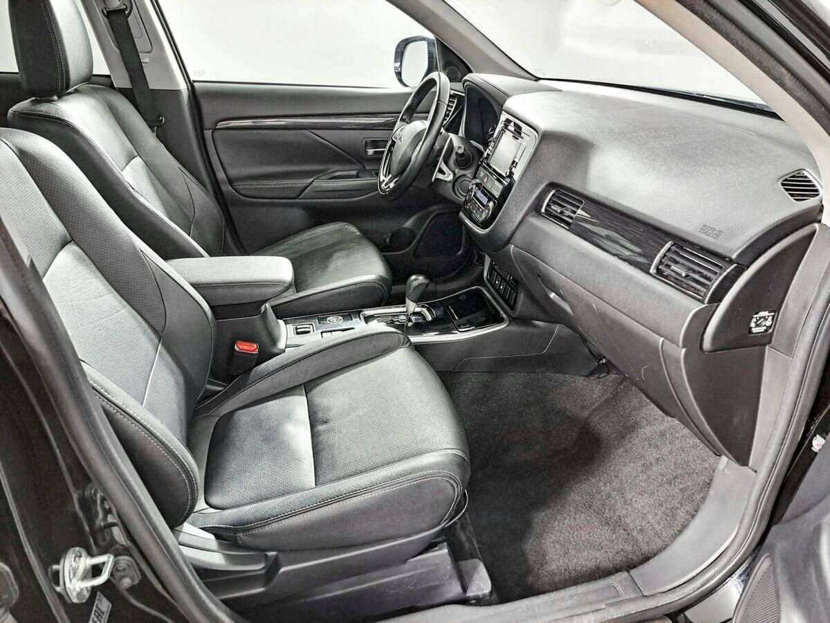 Б/У Митсубиши Оутлэндер 2017 года. Фото: #8