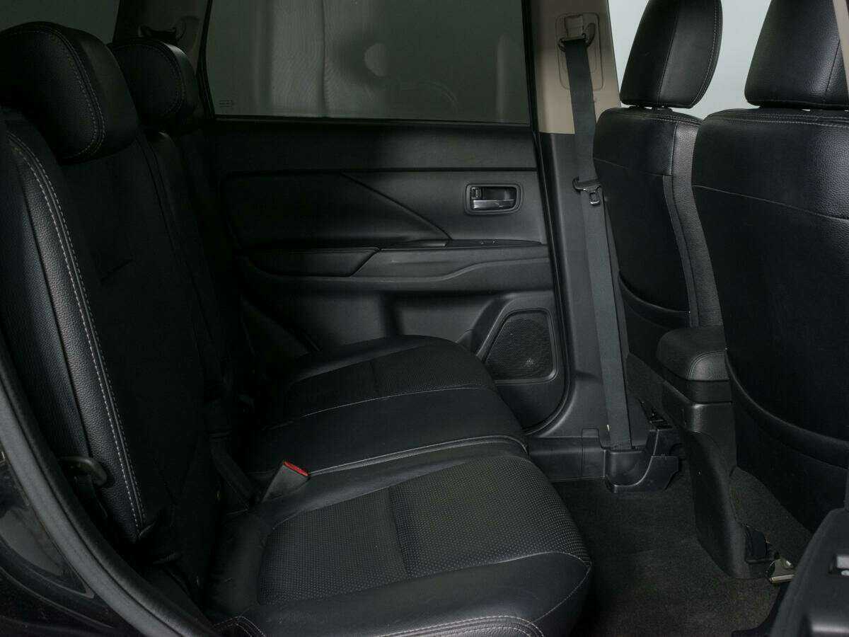 Б/У Митсубиши Оутлэндер 2016 года. Фото: #8