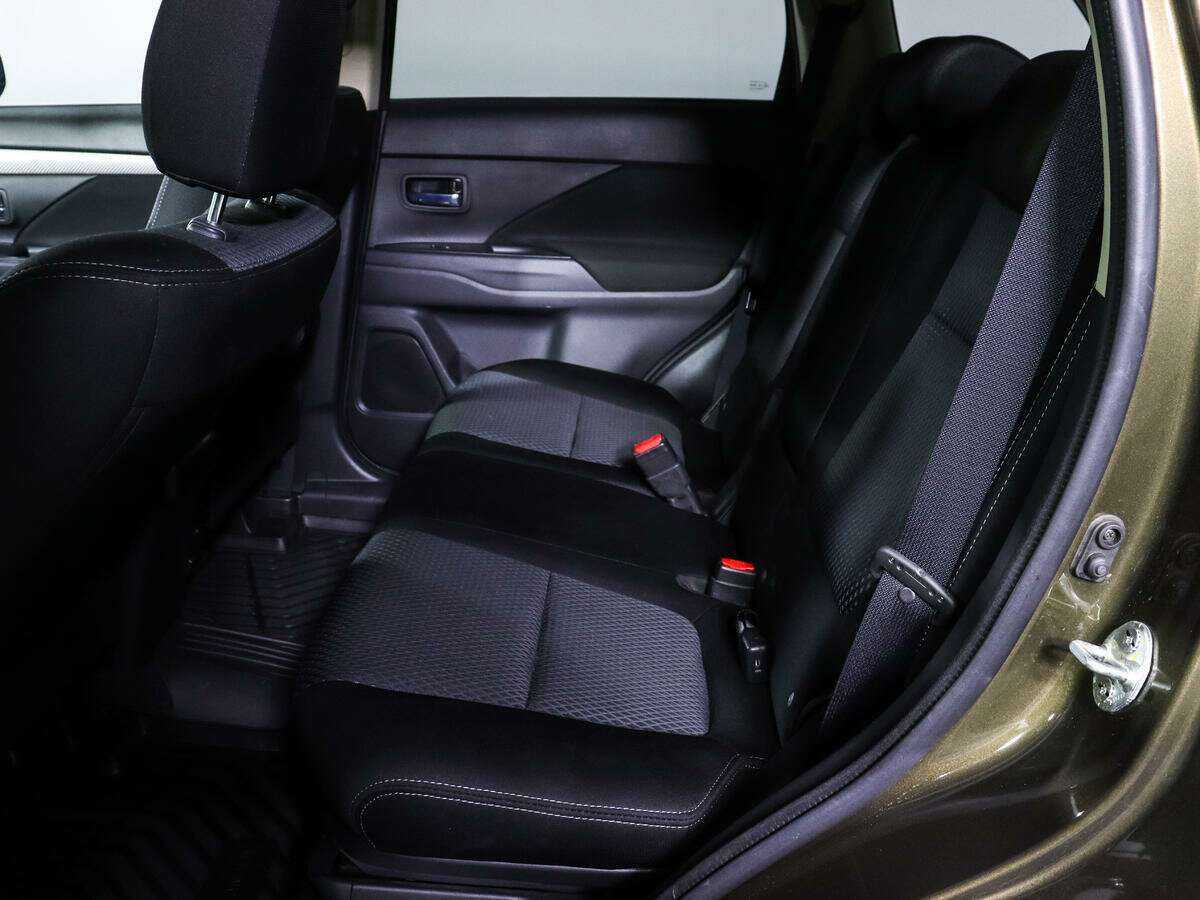 Б/У Митсубиши Оутлэндер 2018 года. Фото: #9