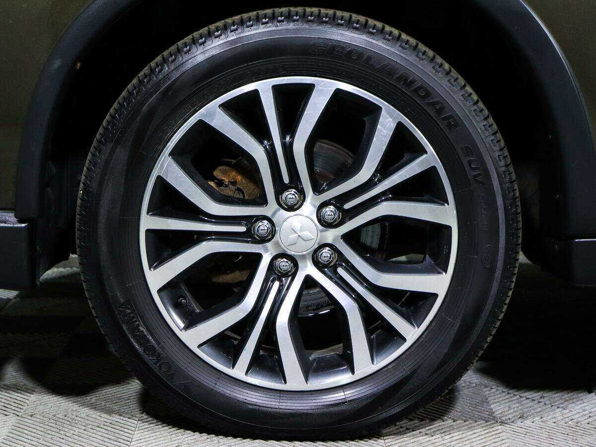 Б/У Митсубиши Оутлэндер 2018 года. Фото: #21