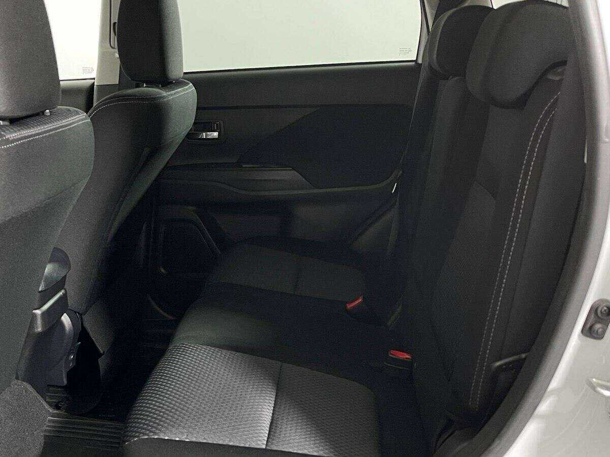 Б/У Митсубиши Оутлэндер 2018 года. Фото: #9