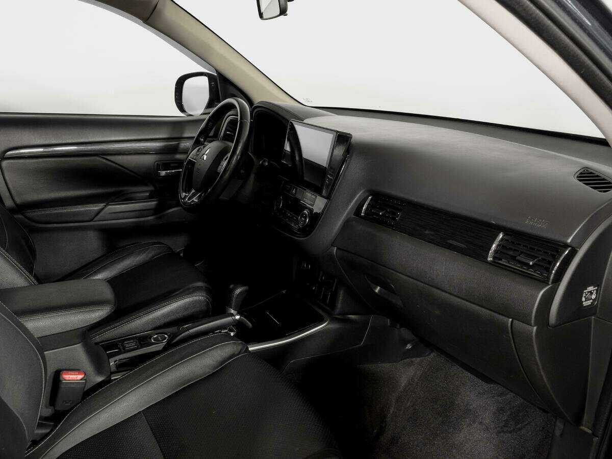 Б/У Митсубиши Оутлэндер 2017 года. Фото: #7