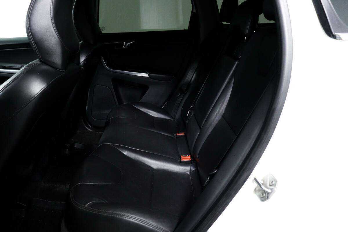 Б/У Вольво ИксЦ60 2016 года. Фото: #11