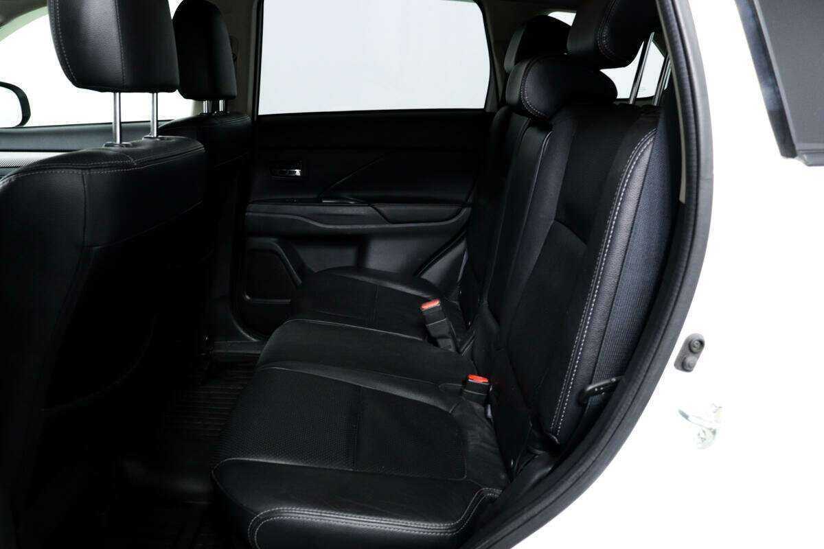 Б/У Митсубиши Оутлэндер 2015 года. Фото: #11