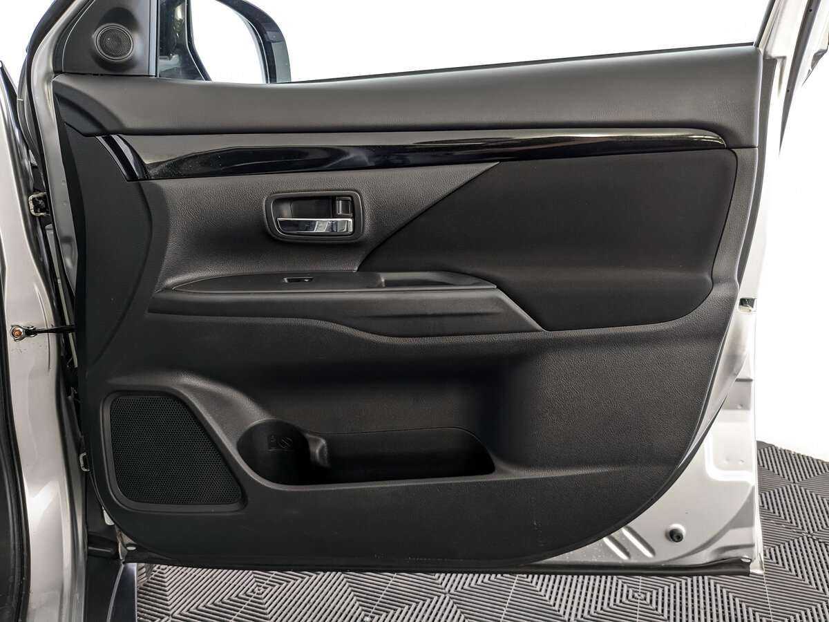 Б/У Митсубиши Оутлэндер 2020 года. Фото: #21