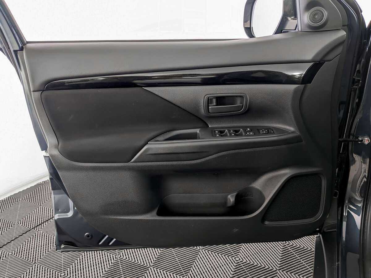 Б/У Митсубиши Оутлэндер 2019 года. Фото: #14