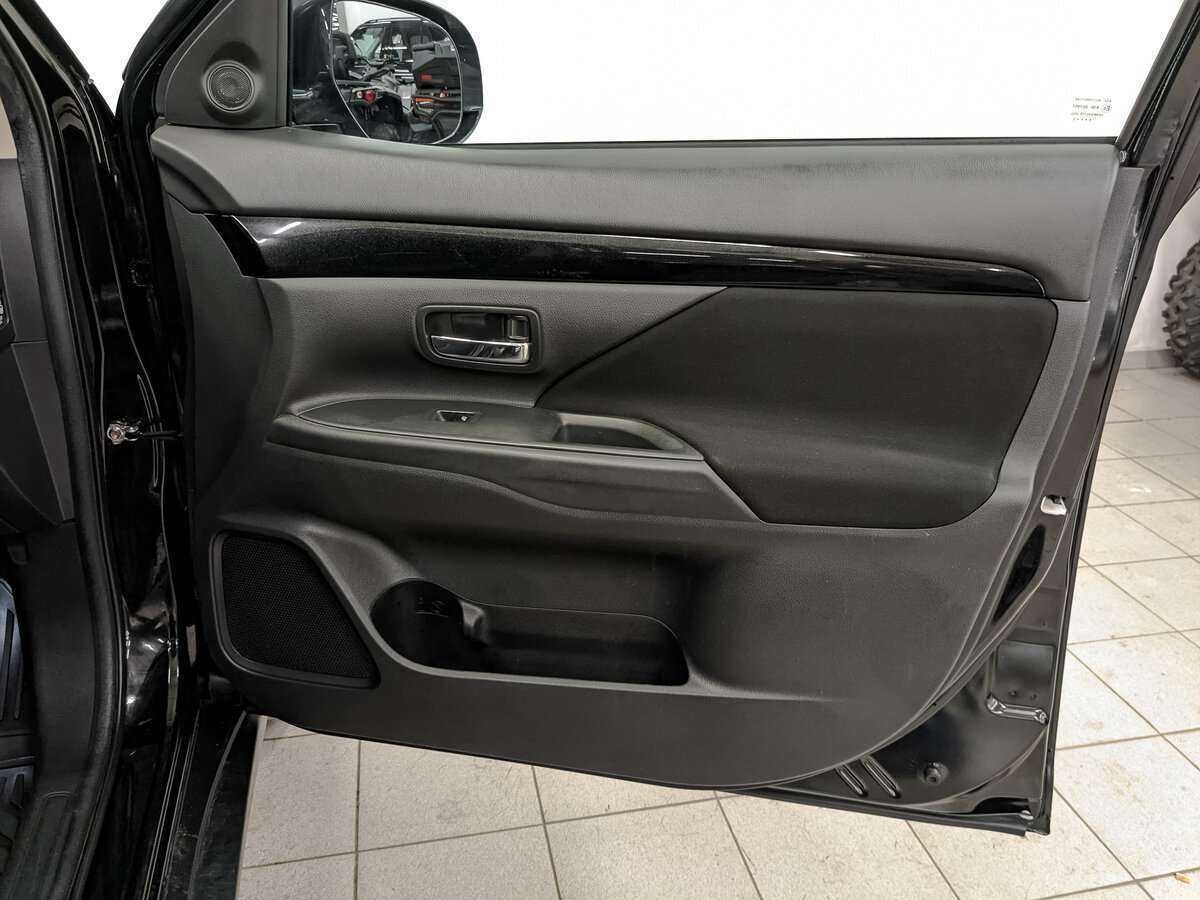 Б/У Митсубиши Оутлэндер 2020 года. Фото: #20