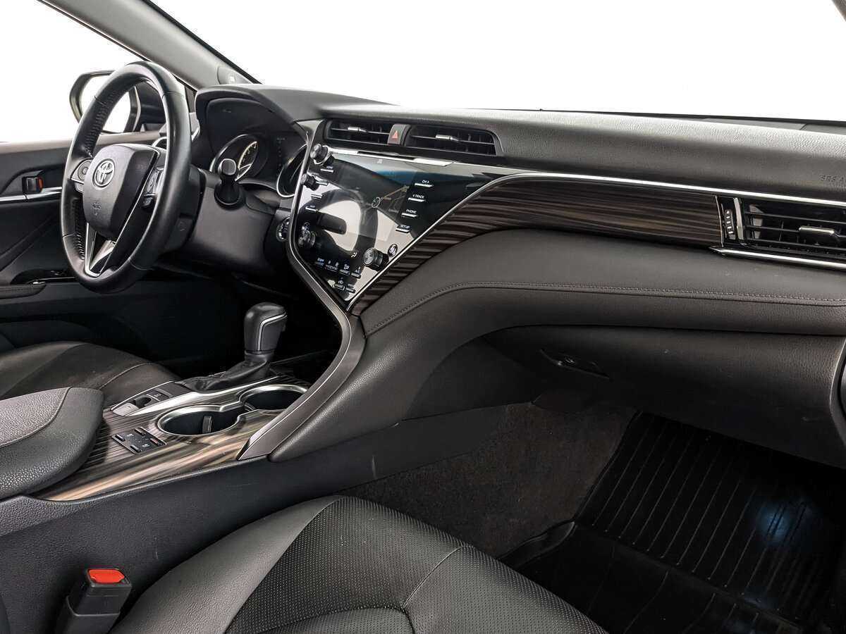 Б/У Тойота Камри 2018 года. Фото: #9