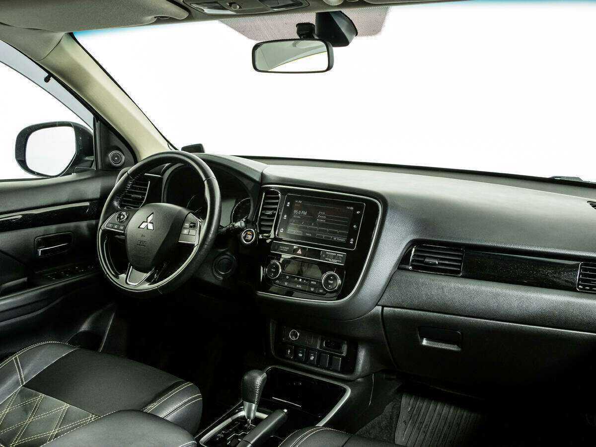 Б/У Митсубиши Оутлэндер 2019 года. Фото: #6