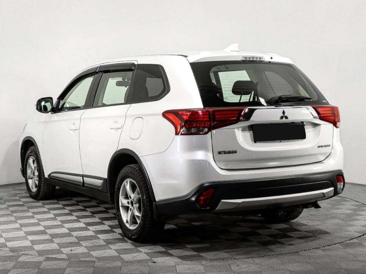 Б/У Митсубиши Оутлэндер 2018 года. Фото: #5