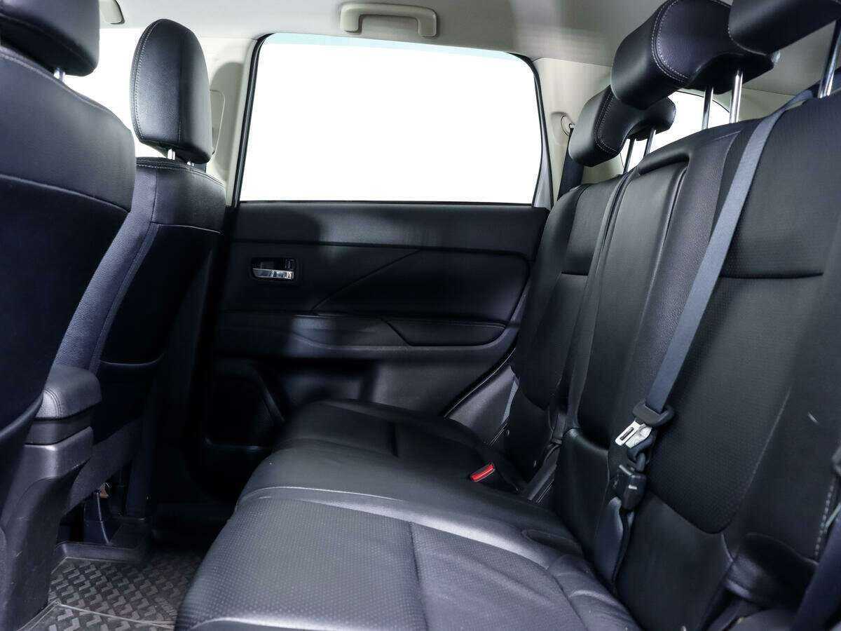 Б/У Митсубиши Оутлэндер 2015 года. Фото: #10