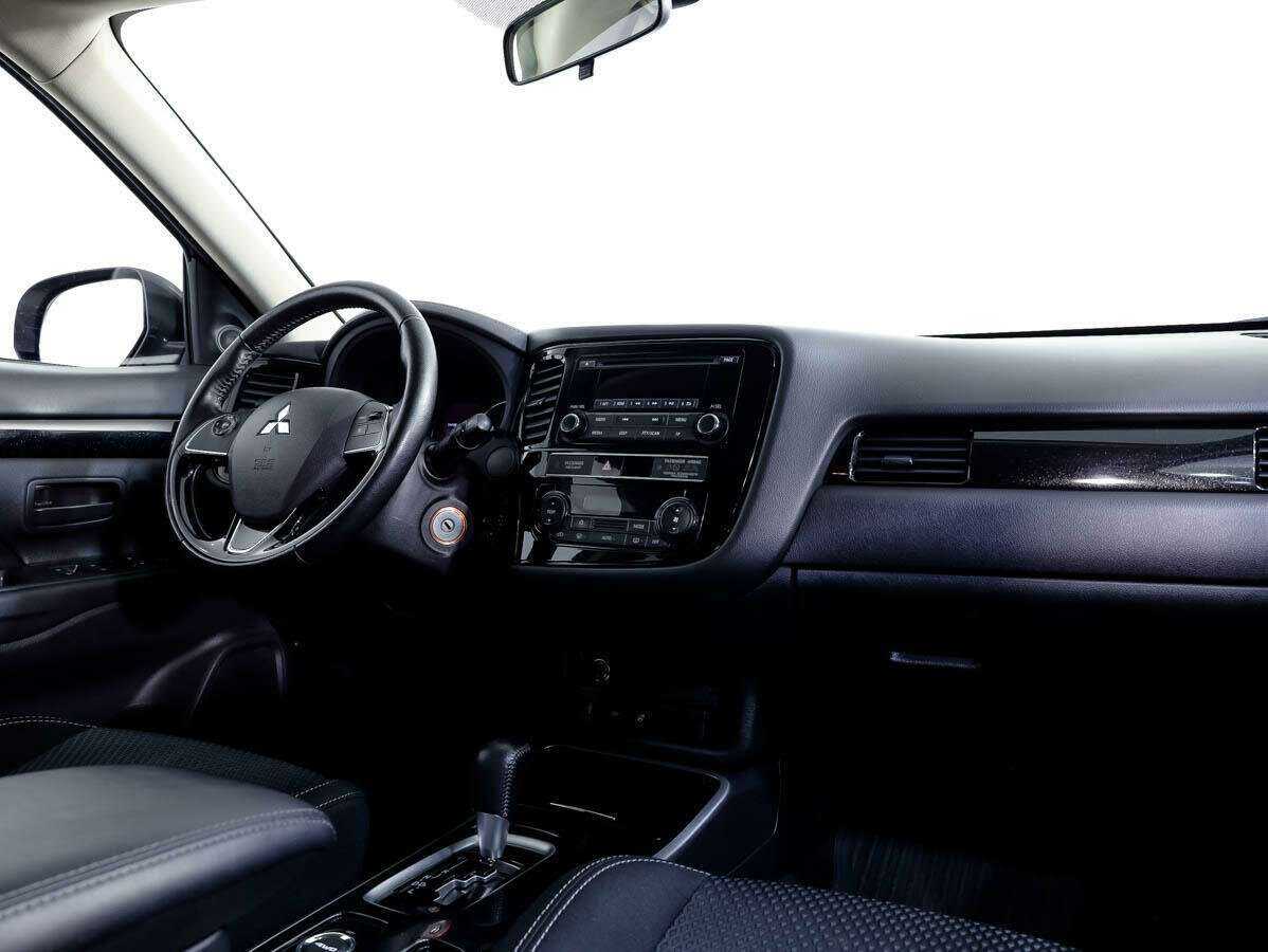 Б/У Митсубиши Оутлэндер 2018 года. Фото: #8