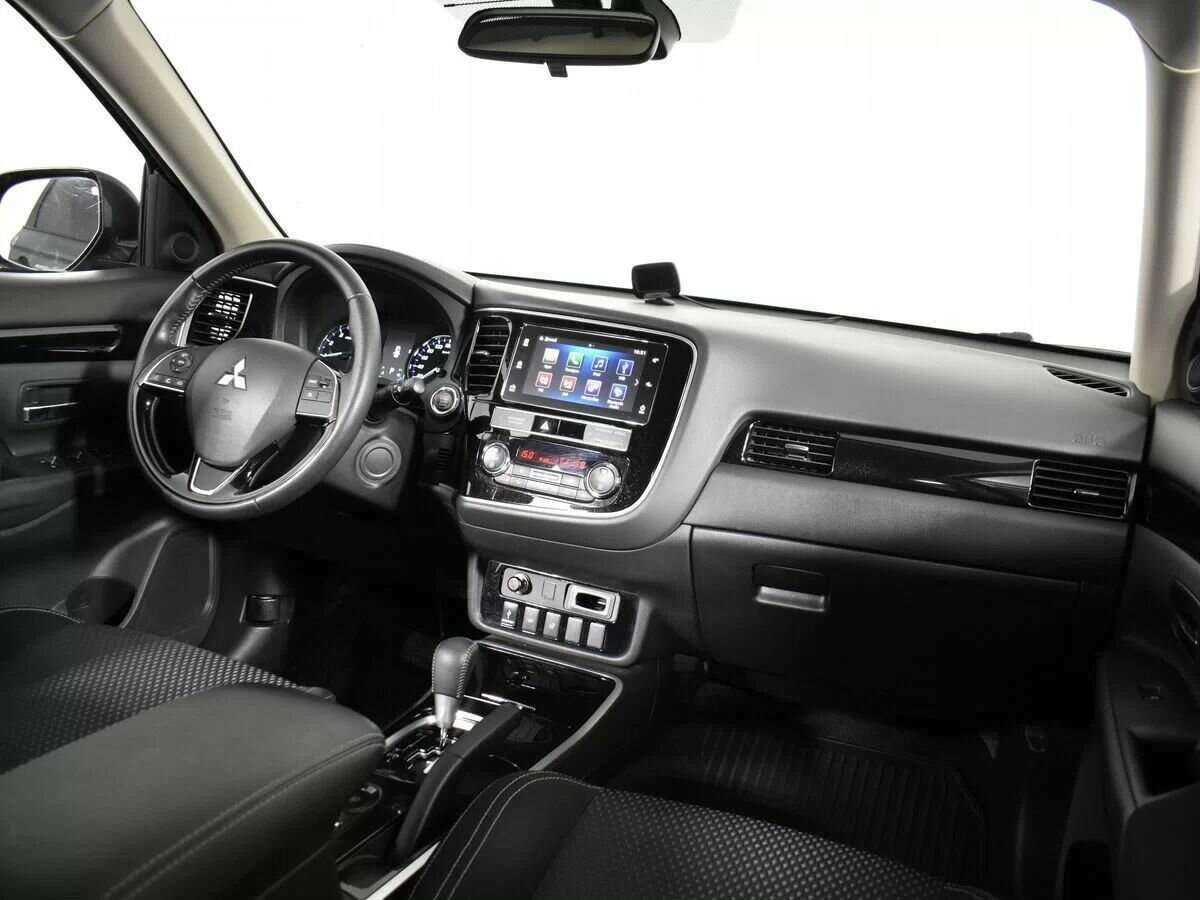 Б/У Митсубиши Оутлэндер 2019 года. Фото: #8