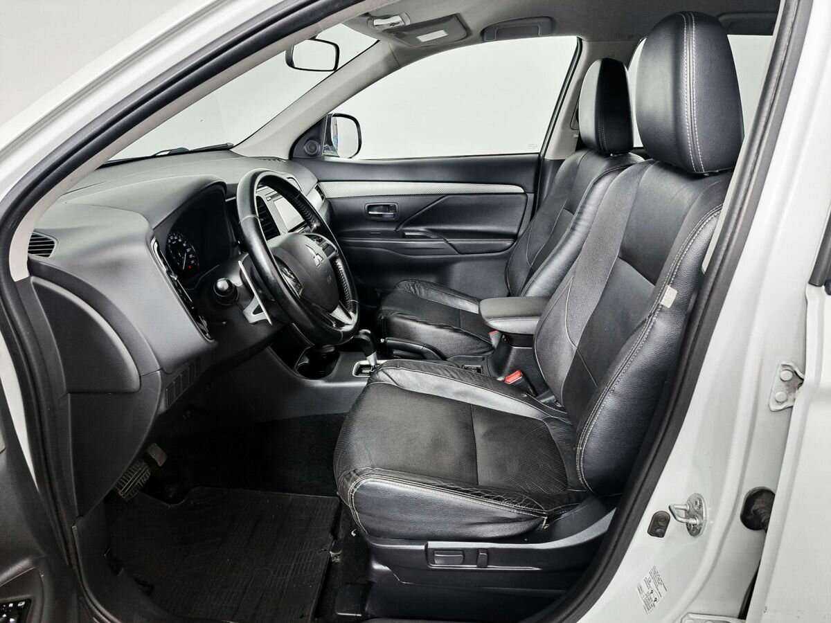 Б/У Митсубиши Оутлэндер 2014 года. Фото: #11