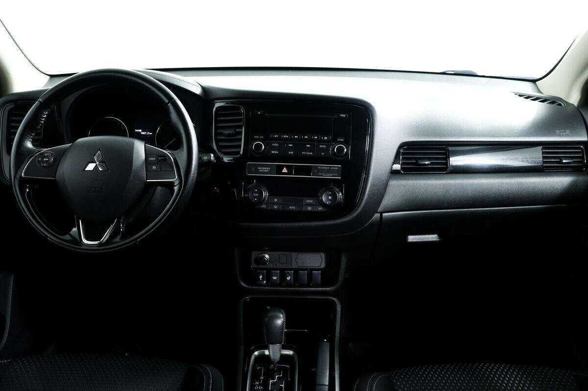 Б/У Митсубиши Оутлэндер 2018 года. Фото: #10