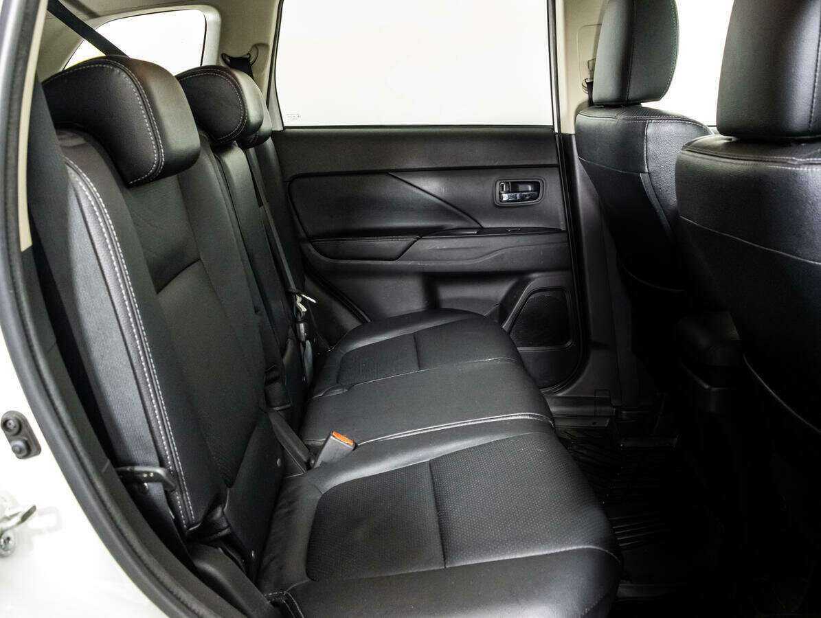 Б/У Митсубиши Оутлэндер 2018 года. Фото: #9