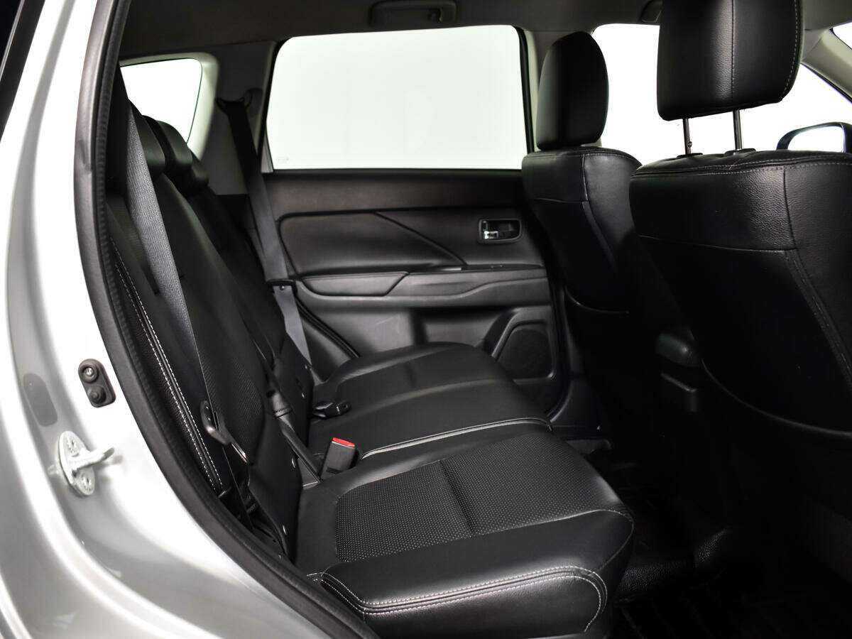 Б/У Митсубиши Оутлэндер 2016 года. Фото: #9