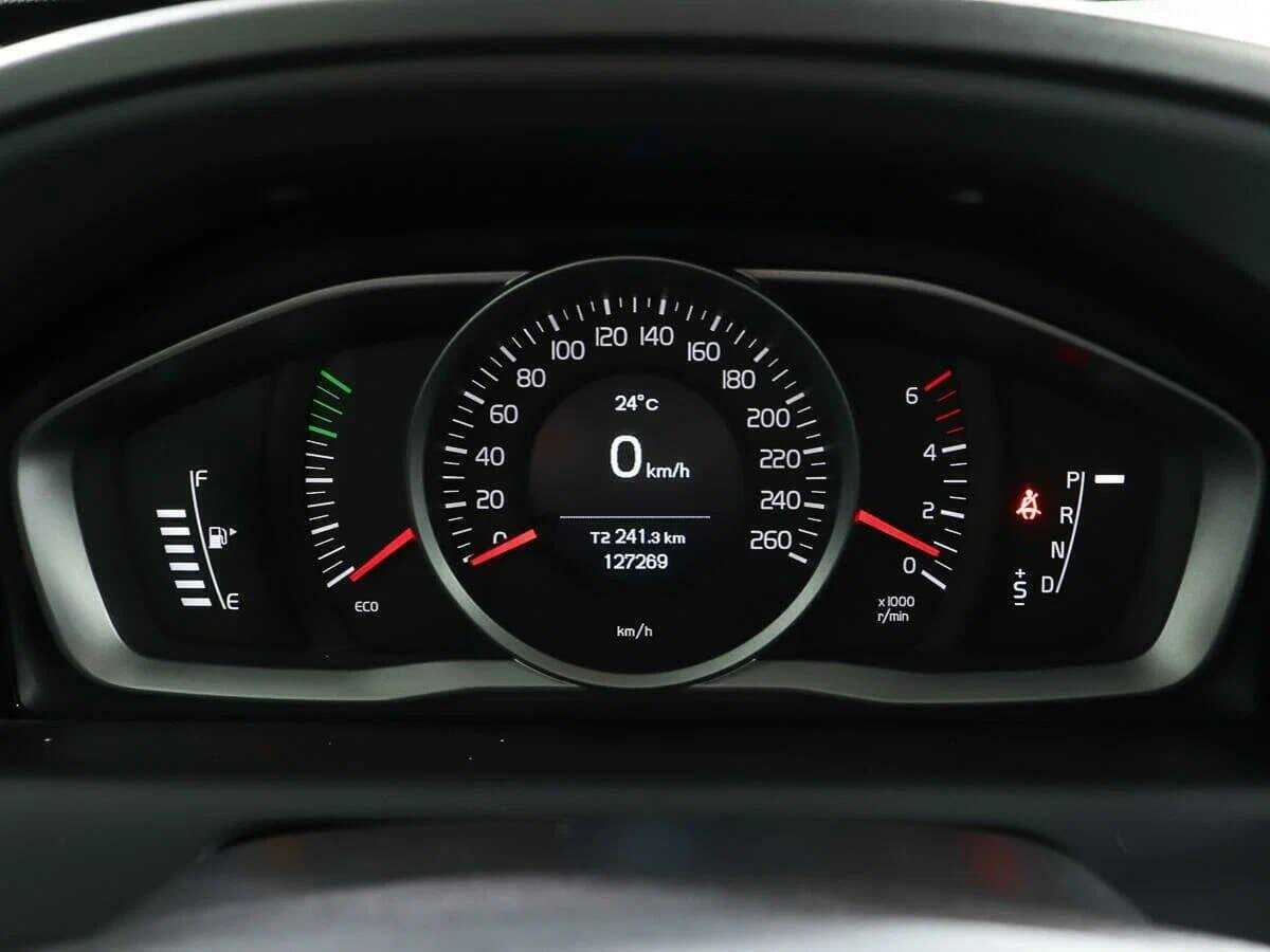 Б/У Вольво ИксЦ60 2017 года. Фото: #10