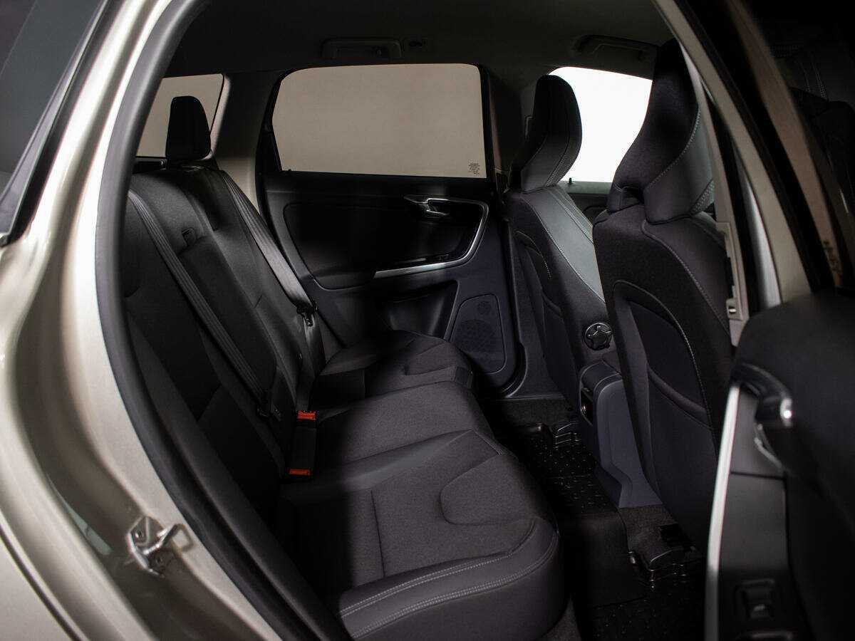 Б/У Вольво ИксЦ60 2014 года. Фото: #7