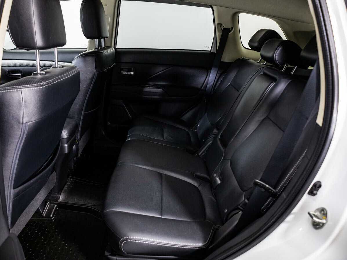 Б/У Митсубиши Оутлэндер 2014 года. Фото: #9