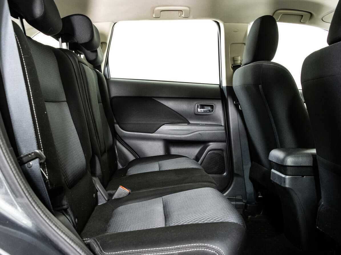 Б/У Митсубиши Оутлэндер 2016 года. Фото: #9