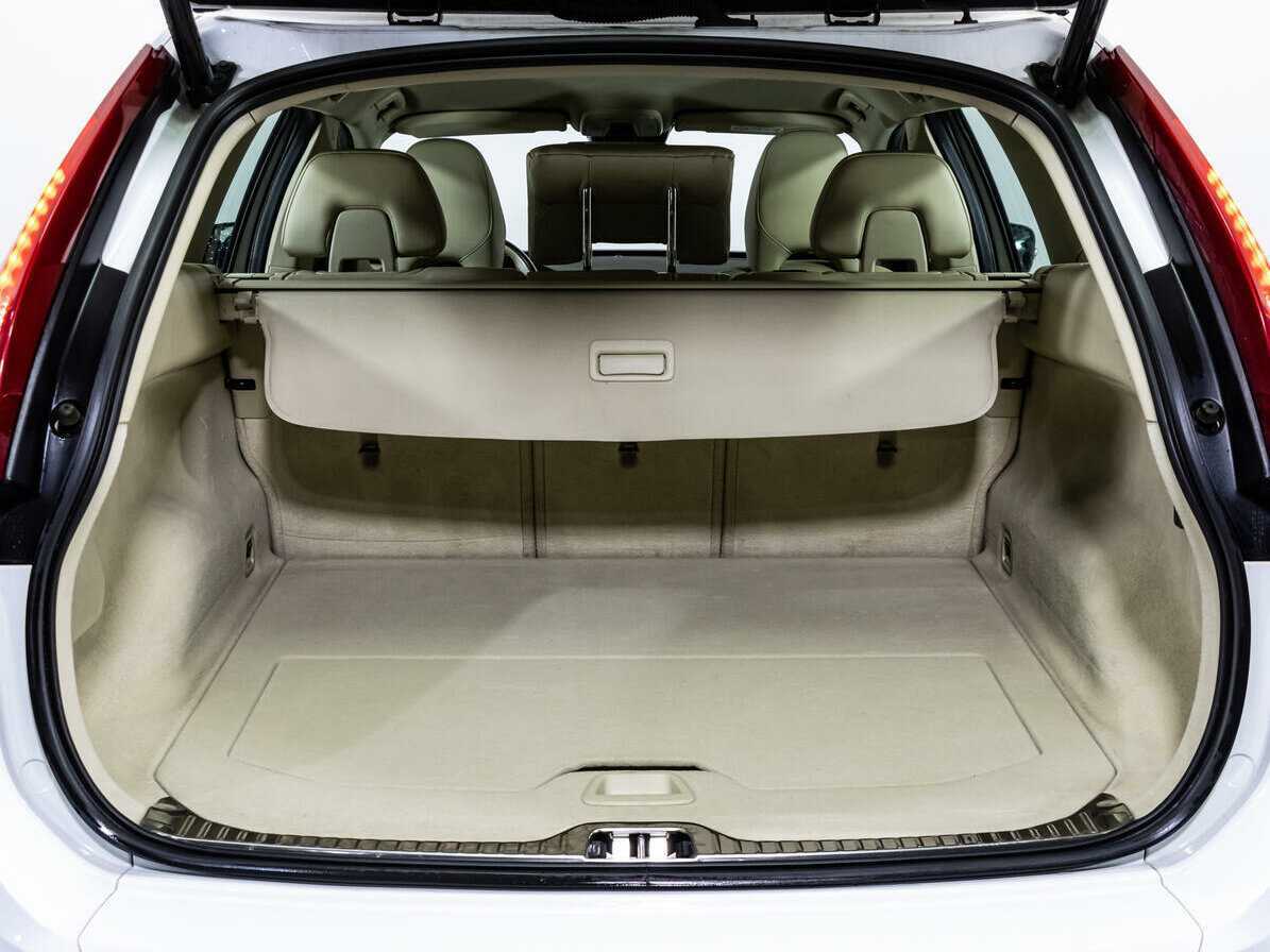 Б/У Вольво ИксЦ60 2016 года. Фото: #13