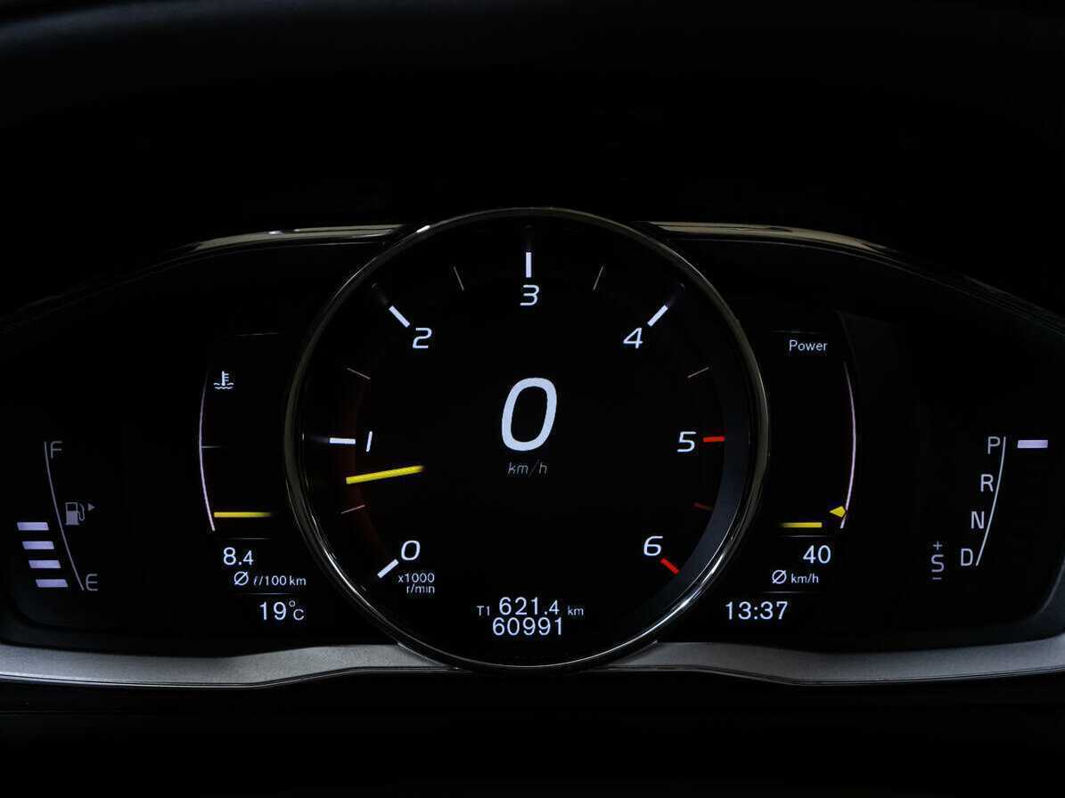 Б/У Вольво ИксЦ60 2016 года. Фото: #15