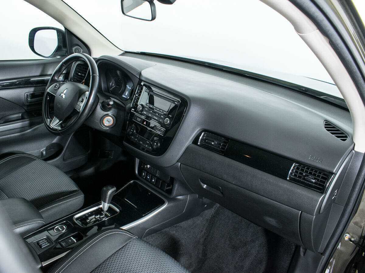 Б/У Митсубиши Оутлэндер 2019 года. Фото: #8