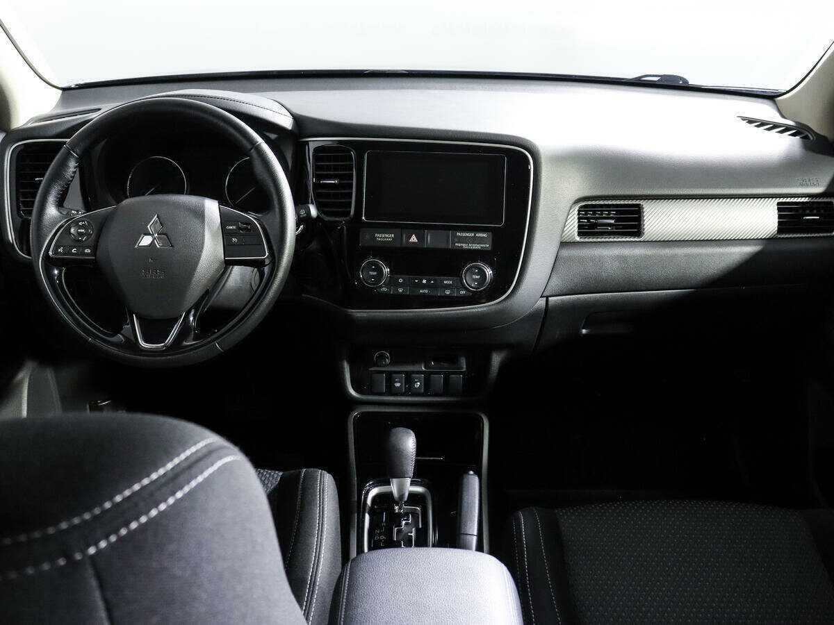 Б/У Митсубиши Оутлэндер 2018 года. Фото: #9