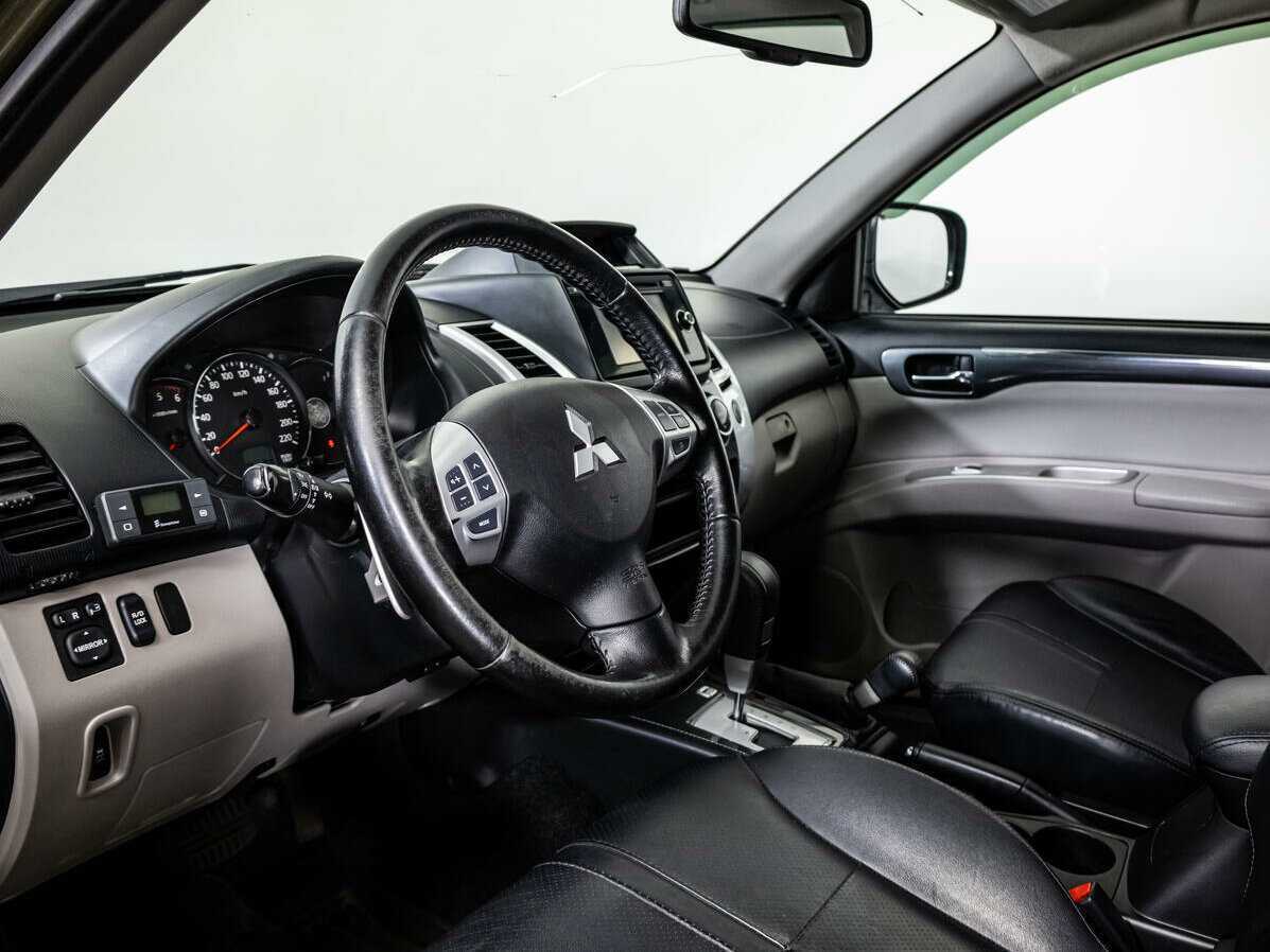 Б/У Митсубиши Паджеро Спорт 2015 года. Фото: #10