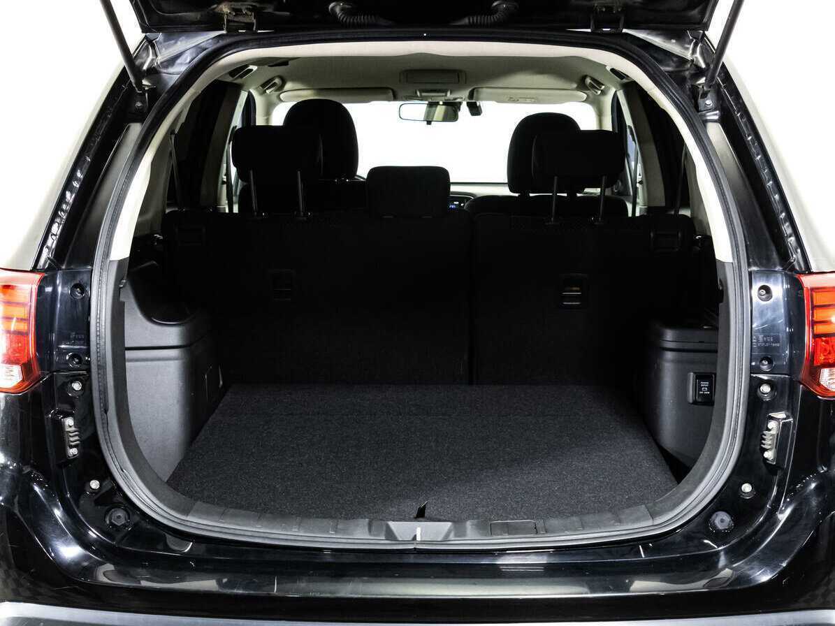 Б/У Митсубиши Оутлэндер 2018 года. Фото: #16