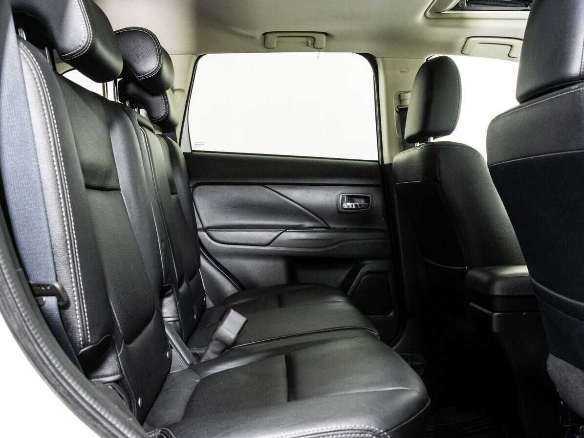 Б/У Митсубиши Оутлэндер 2016 года. Фото: #16