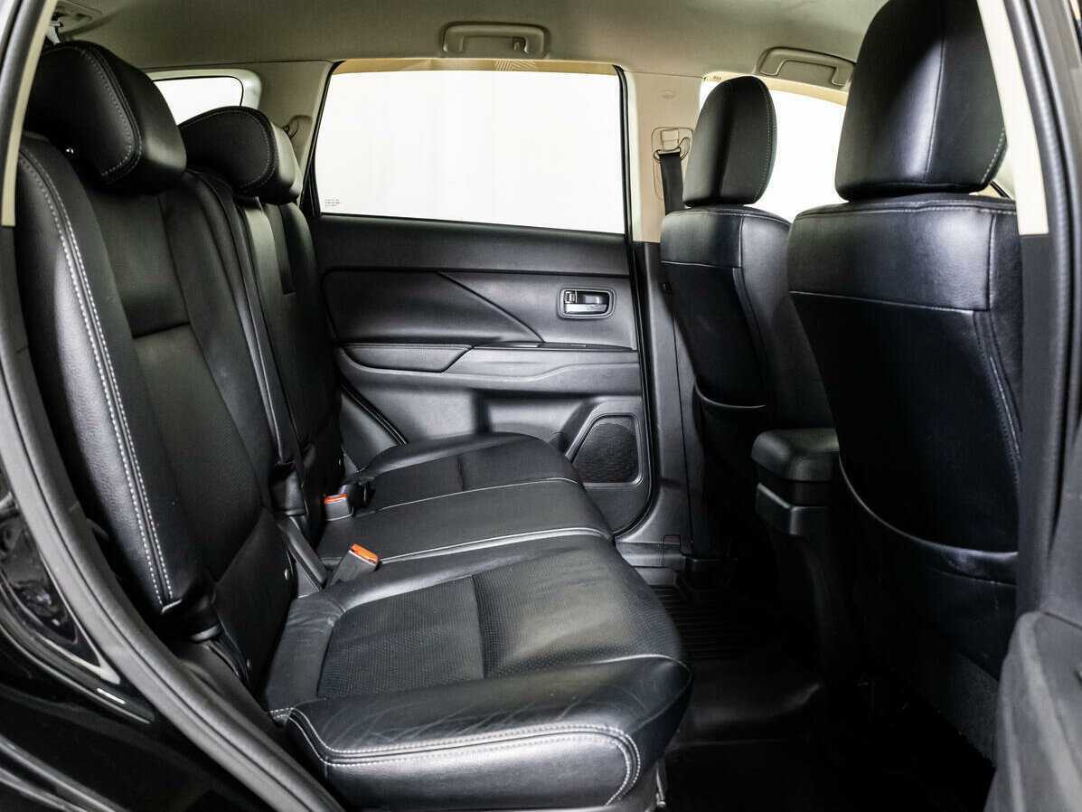 Б/У Митсубиши Оутлэндер 2014 года. Фото: #15