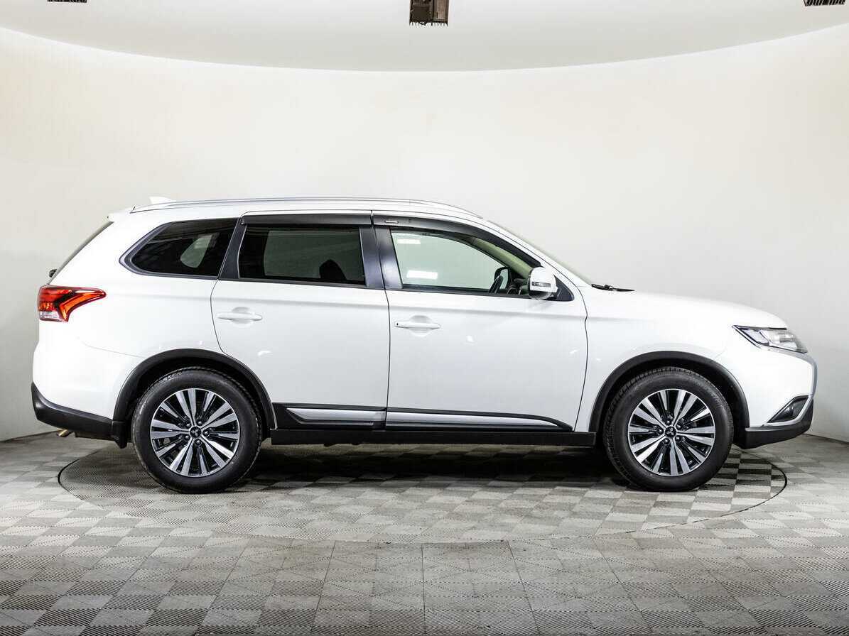 Б/У Митсубиши Оутлэндер 2020 года. Фото: #3