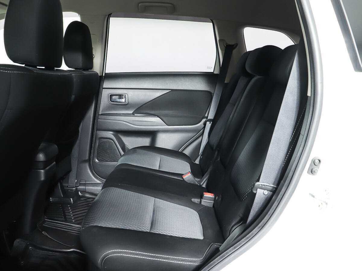 Б/У Митсубиши Оутлэндер 2018 года. Фото: #9