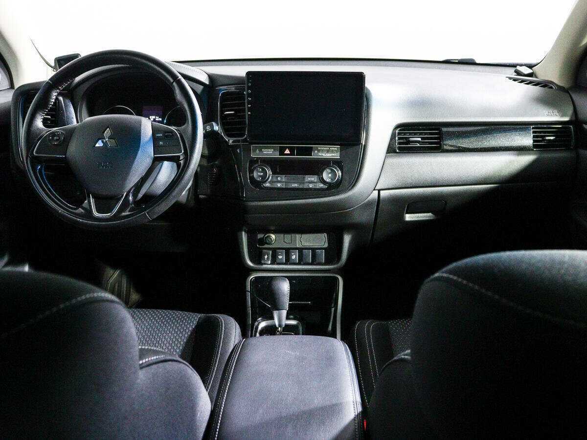 Б/У Митсубиши Оутлэндер 2018 года. Фото: #9