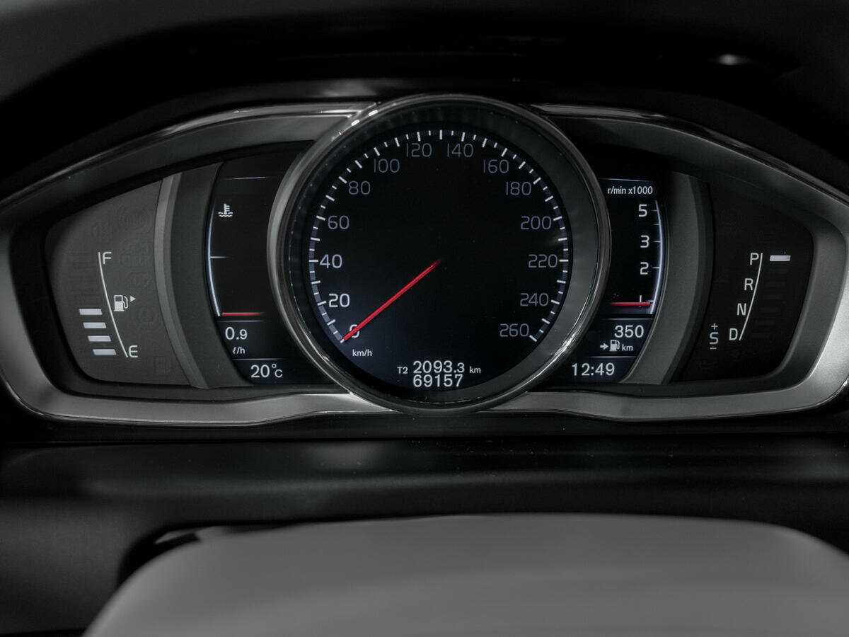 Б/У Вольво ИксЦ60 2015 года. Фото: #10