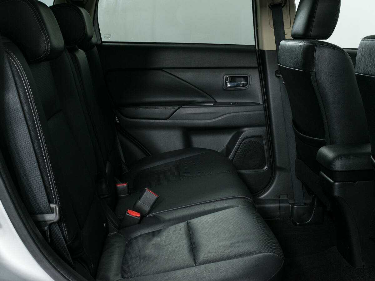 Б/У Митсубиши Оутлэндер 2017 года. Фото: #9