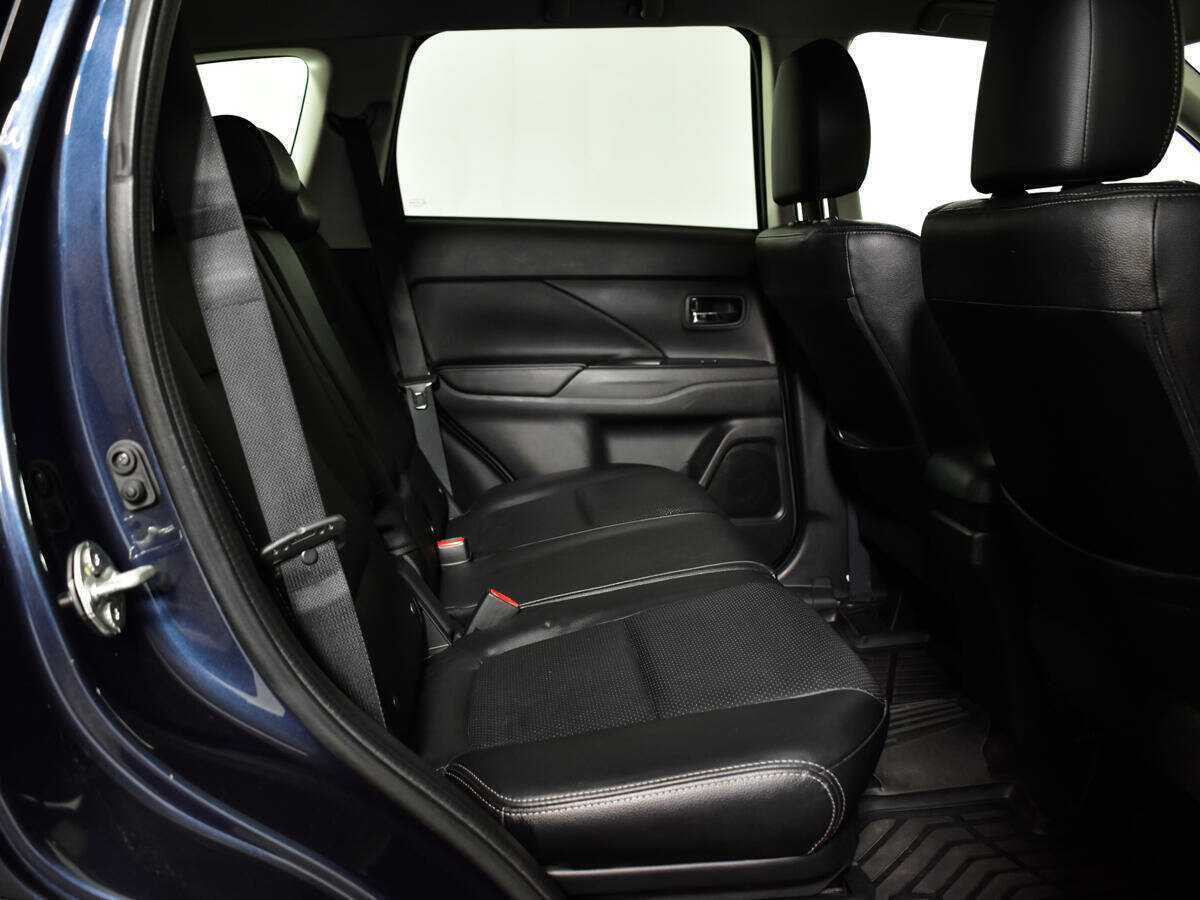 Б/У Митсубиши Оутлэндер 2016 года. Фото: #8