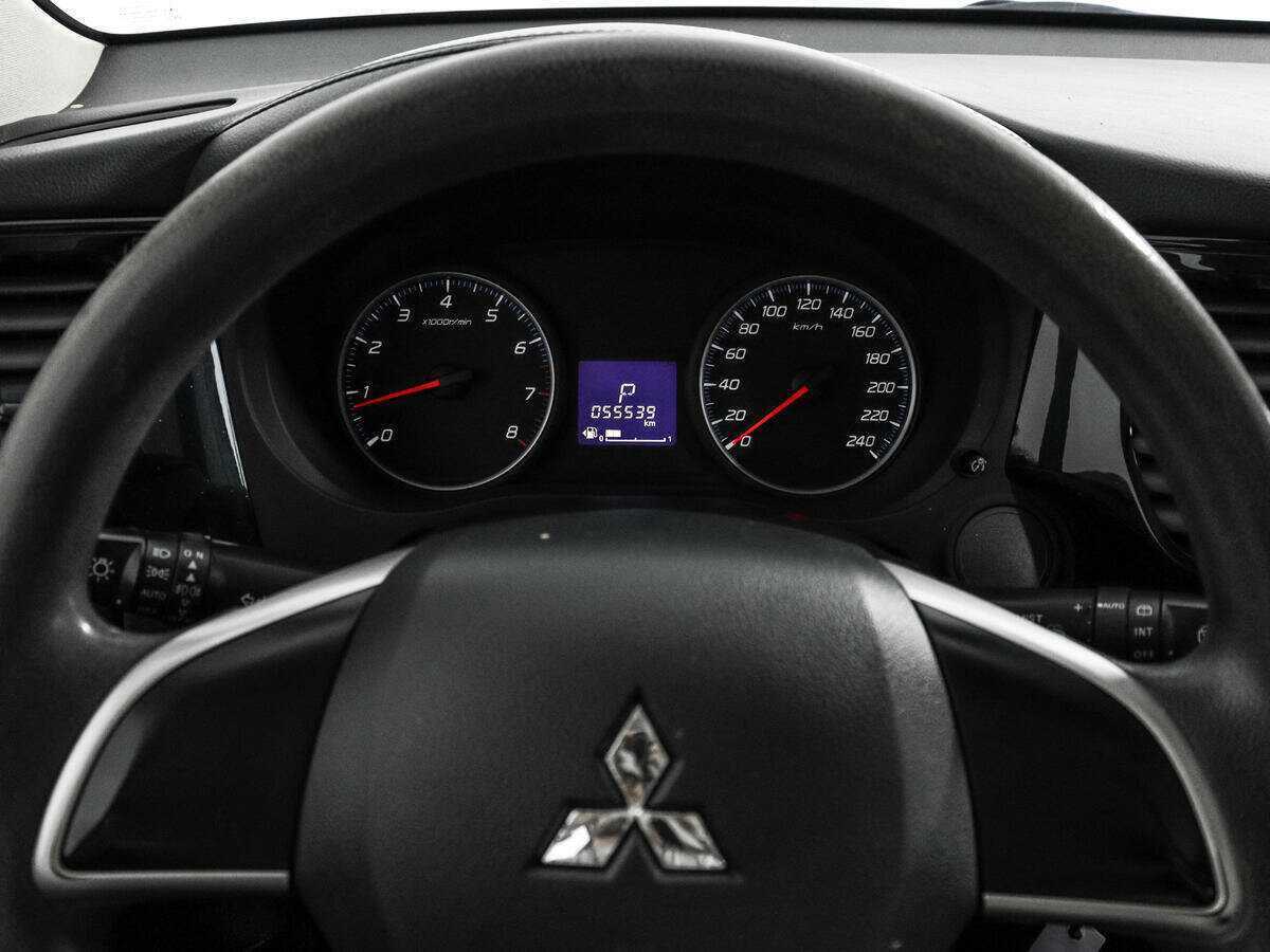 Б/У Митсубиши Оутлэндер 2018 года. Фото: #14