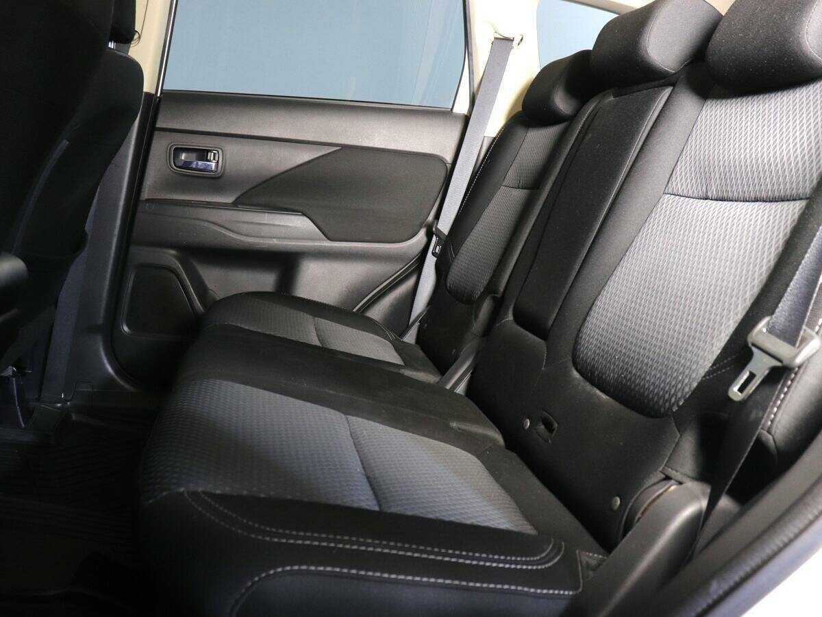 Б/У Митсубиши Оутлэндер 2019 года. Фото: #9