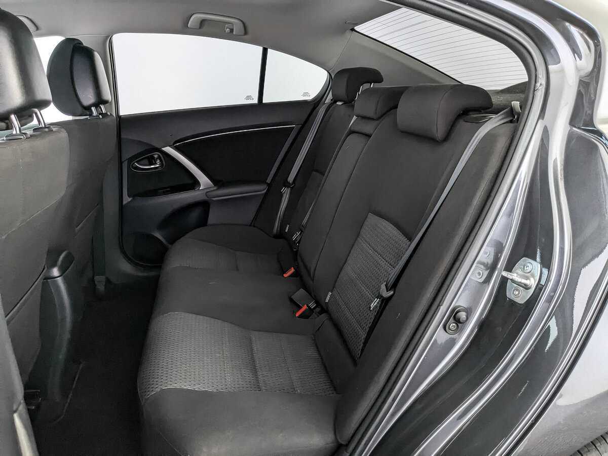 Б/У Тойота Авенсис 2012 года. Фото: #9