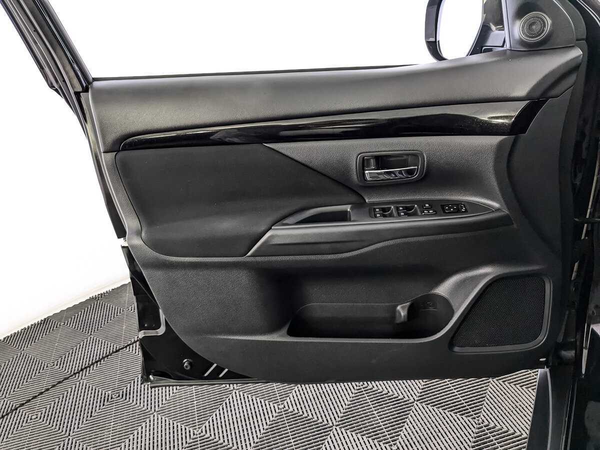 Б/У Митсубиши Оутлэндер 2019 года. Фото: #14