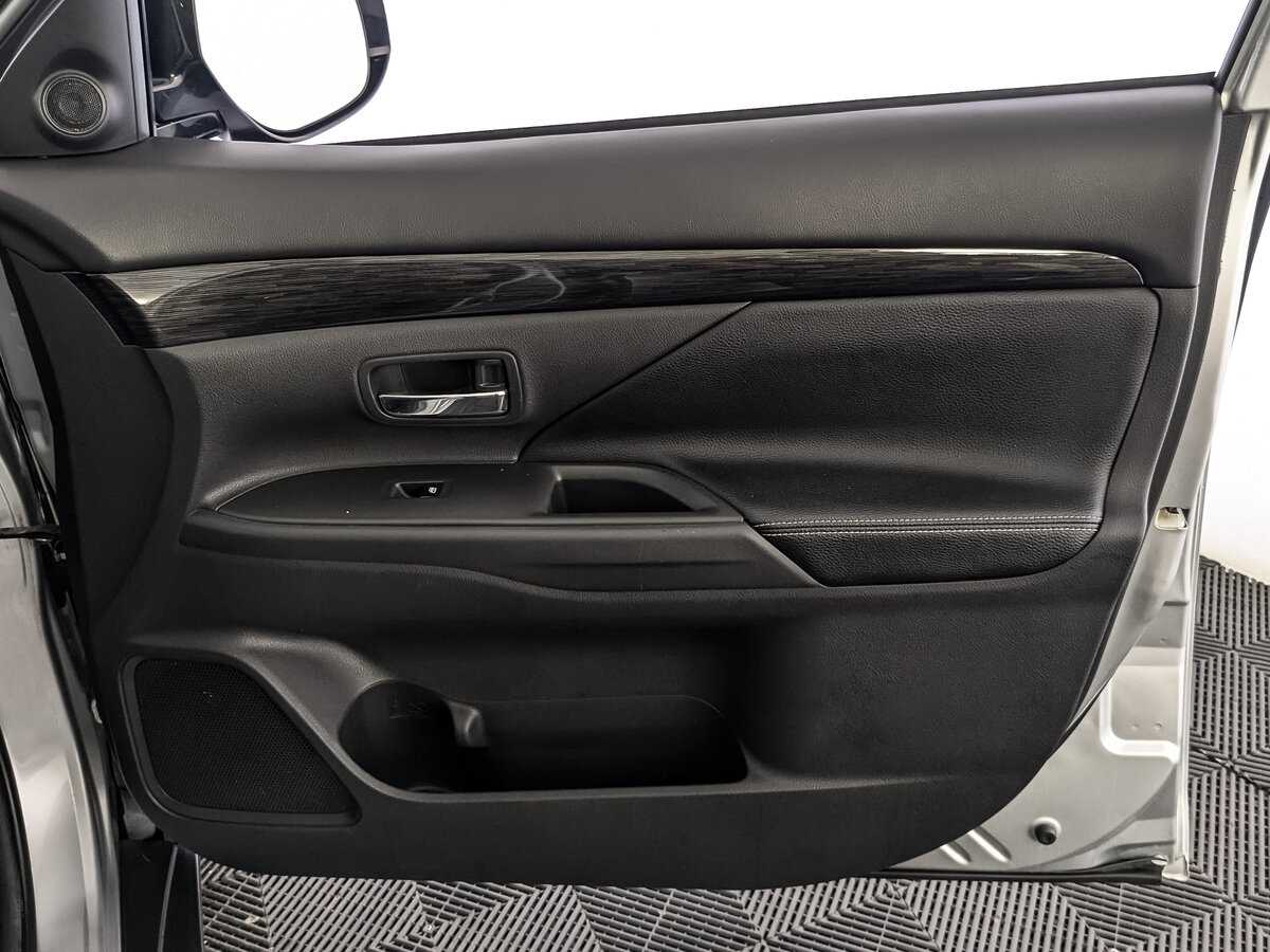 Б/У Митсубиши Оутлэндер 2017 года. Фото: #19