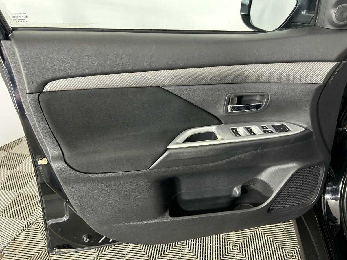 Б/У Митсубиши Оутлэндер 2015 года. Фото: #6