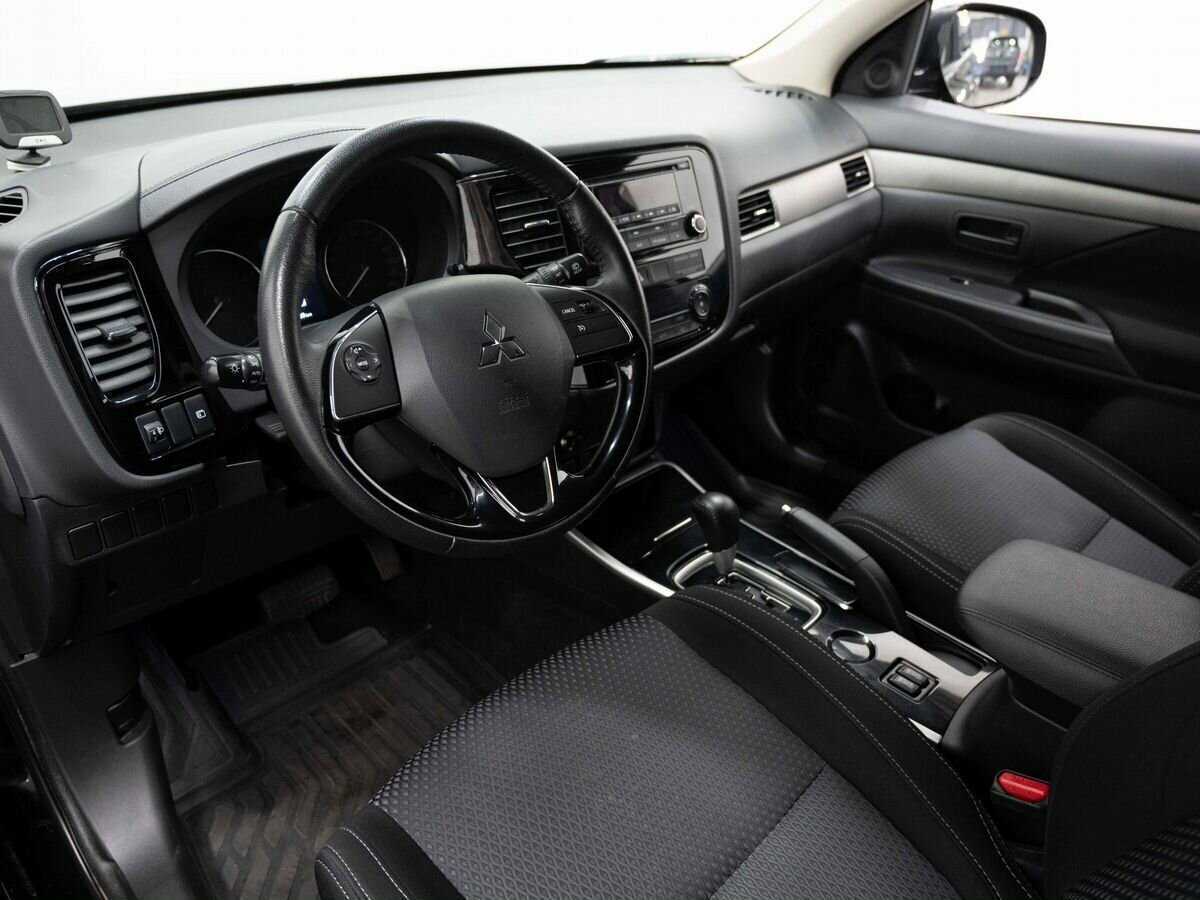 Б/У Митсубиши Оутлэндер 2018 года. Фото: #6