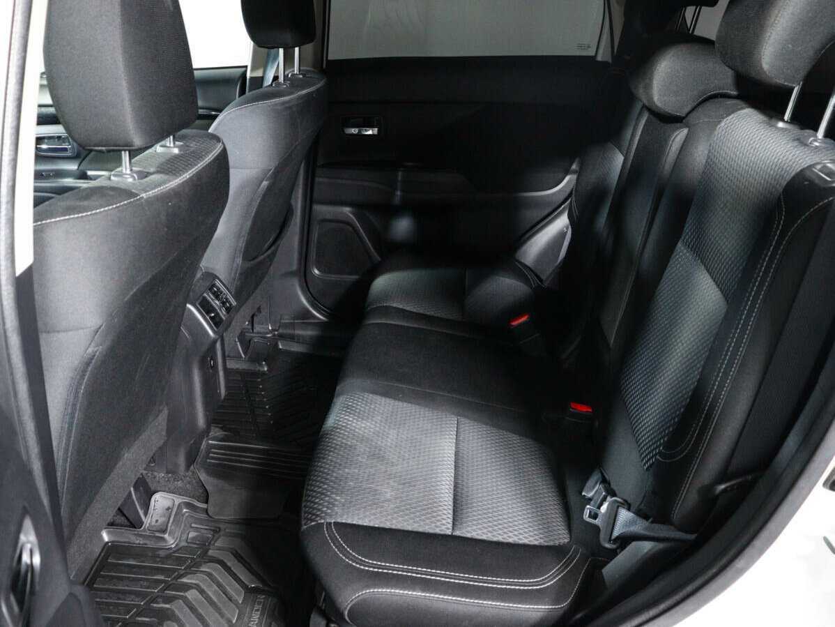 Б/У Митсубиши Оутлэндер 2019 года. Фото: #9